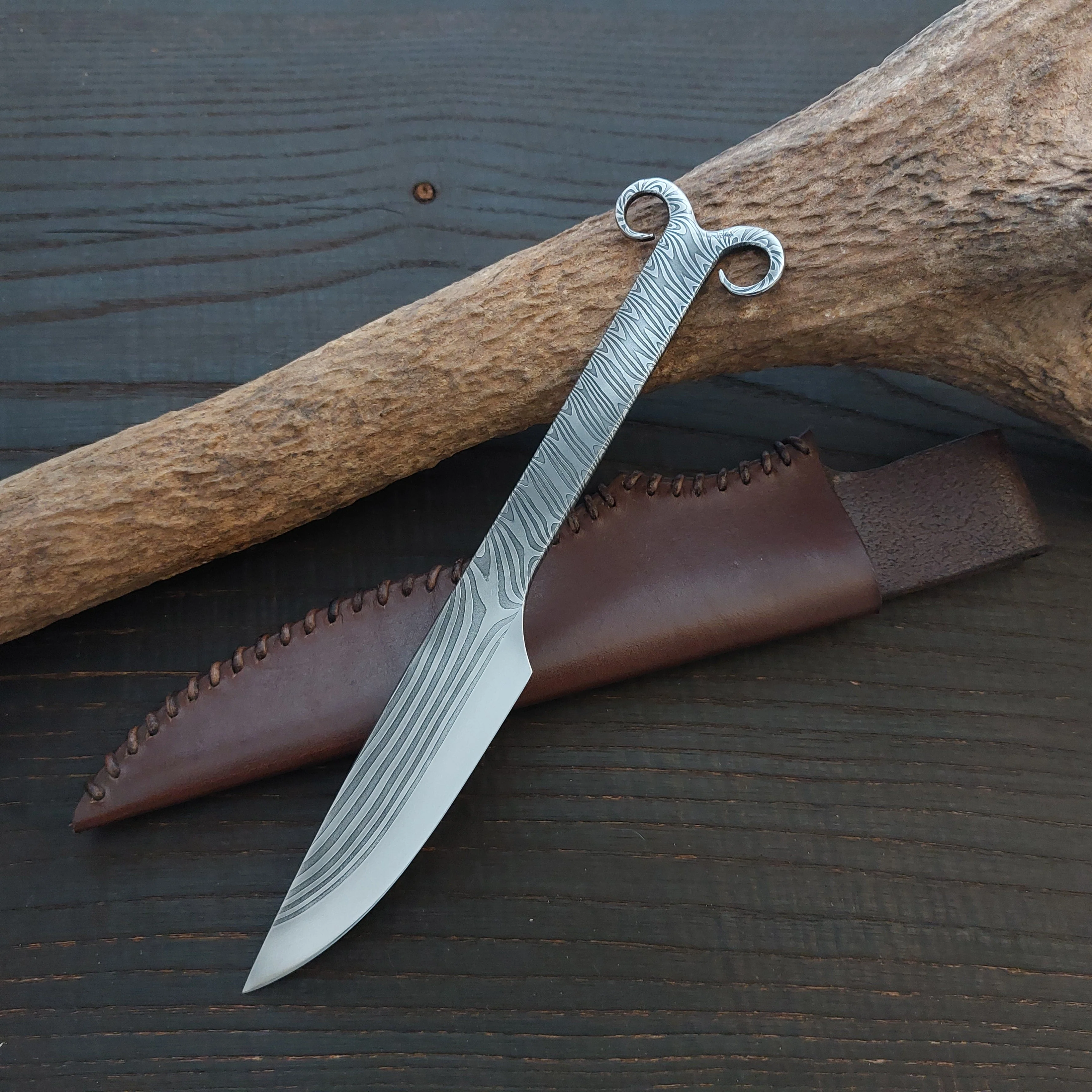 Premium Pattern-Welded Ram's Horns Knife, Cognac Brown Sheath - Image 4