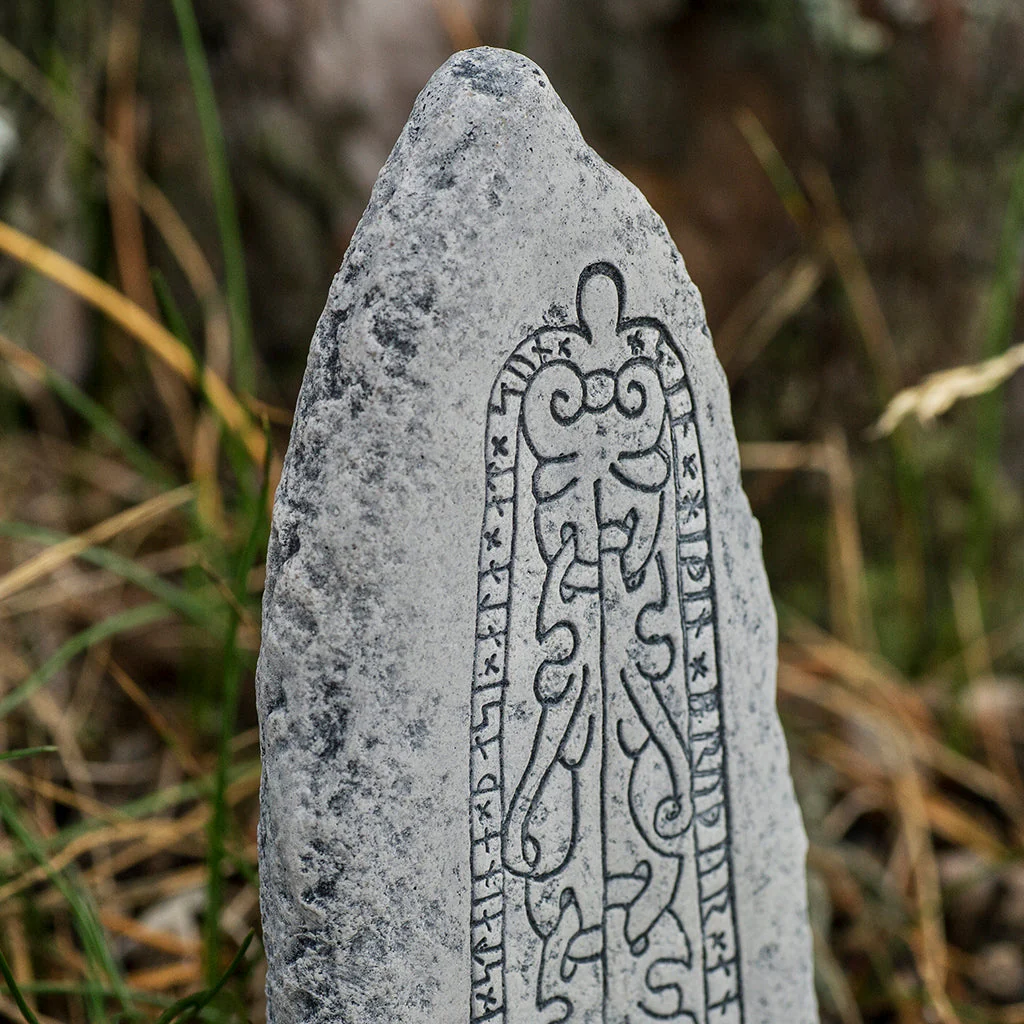 Runestone, Anundshögen - Image 2